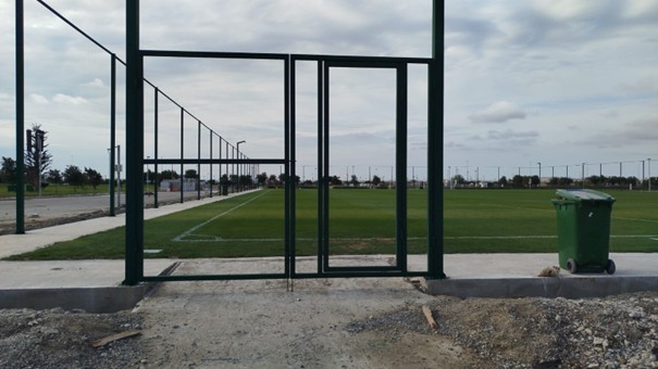 Futbol meydançasının dəmir konstruksiya ilə ətrafının sarılması