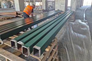 Futbol meydançasının dəmir konstruksiya ilə ətrafının sarılması