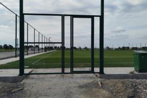 Futbol meydançasının dəmir konstruksiya ilə ətrafının sarılması